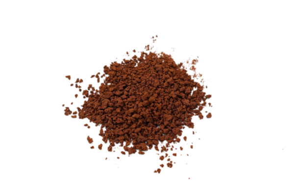 Kahverengi kahve beyaz arka planda izole edilir 