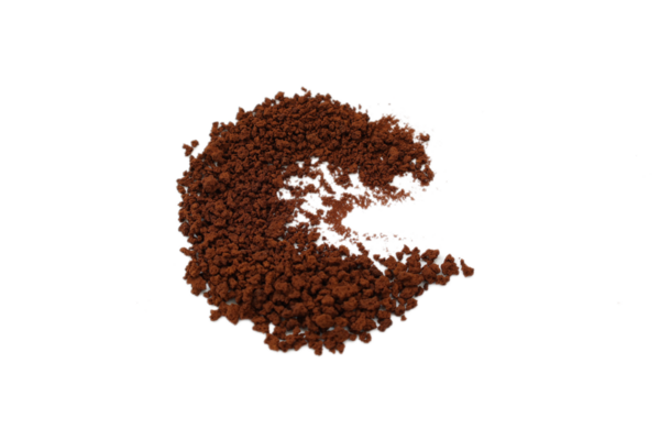 Kahverengi kahve beyaz arka planda izole edilir 