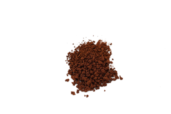 Kahverengi kahve beyaz arka planda izole edilir 