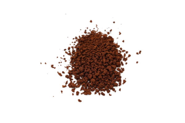 Kahverengi kahve beyaz arka planda izole edilir 