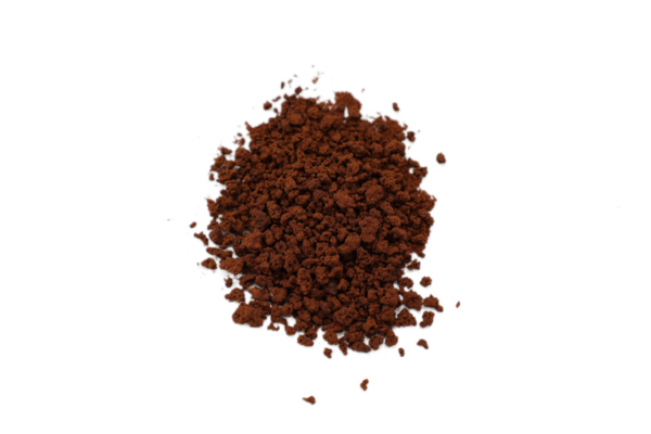 Kahverengi kahve beyaz arka planda izole edilir 