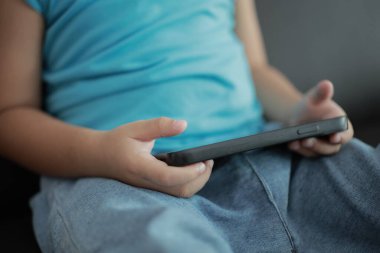 Akıllı telefon kullanan bir çocuğun görüntüsü 