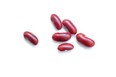 Beyaz arka planda kırmızı böbrek fasulyesinin üst görüntüsü. 