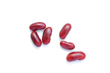 Beyaz arka planda kırmızı böbrek fasulyesinin üst görüntüsü. 