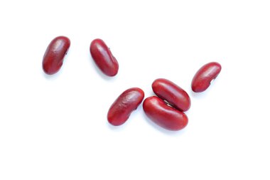 Beyaz arka planda kırmızı böbrek fasulyesinin üst görüntüsü. 