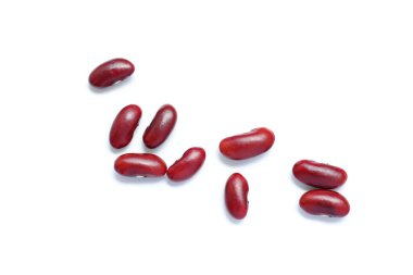 Beyaz arka planda kırmızı böbrek fasulyesinin üst görüntüsü. 