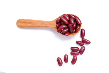Beyaz arka planda kırmızı fasulye, beyaz arkaplanda kırmızı fasulye. 