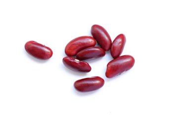 Beyaz arka planda kırmızı böbrek fasulyesinin üst görüntüsü. 