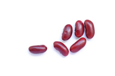 Beyaz arka planda kırmızı böbrek fasulyesinin üst görüntüsü. 