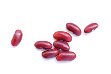 Beyaz arka planda kırmızı böbrek fasulyesinin üst görüntüsü. 