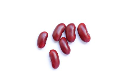 Beyaz arka planda kırmızı böbrek fasulyesinin üst görüntüsü. 