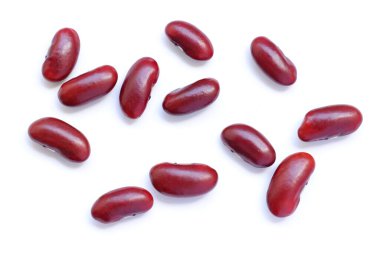 Beyaz arka planda kırmızı böbrek fasulyesinin üst görüntüsü. 