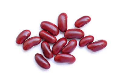 Beyaz arka planda kırmızı böbrek fasulyesinin üst görüntüsü. 