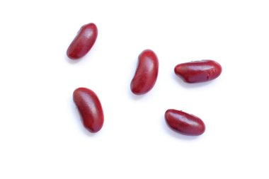 Beyaz arka planda kırmızı böbrek fasulyesinin üst görüntüsü. 