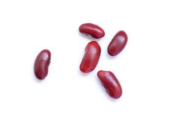 Beyaz arka planda kırmızı böbrek fasulyesinin üst görüntüsü. 