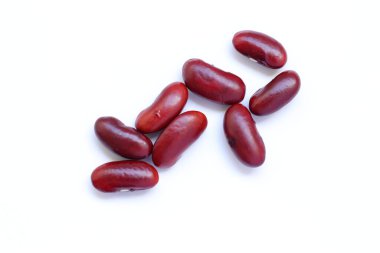 Beyaz arka planda kırmızı böbrek fasulyesinin üst görüntüsü. 
