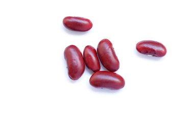 Beyaz arka planda kırmızı böbrek fasulyesinin üst görüntüsü. 
