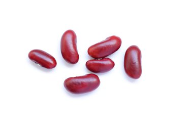 Beyaz arka planda kırmızı böbrek fasulyesinin üst görüntüsü. 