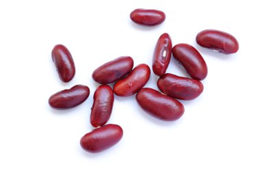 Beyaz arka planda kırmızı böbrek fasulyesinin üst görüntüsü. 