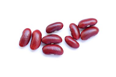 Beyaz arka planda kırmızı böbrek fasulyesinin üst görüntüsü. 