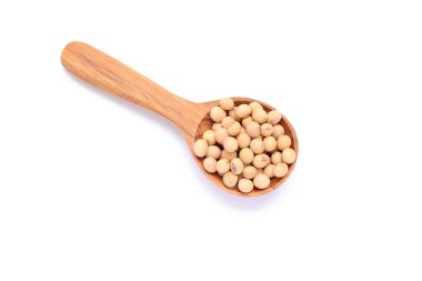 Beyaz arka planda soya fasulyesi tarımı yiyecek dokusu, beyaz arka planda soya fasulyesi tohumu, sarı soya fasulyesi, vejetaryen gıda arka planı. 