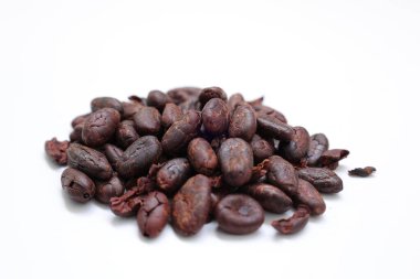 Beyaz arka planda kakao, kahverengi kakao fasulyesi malzemesi çikolata yiyecekler beyaz arka planda izole edilmiş. 