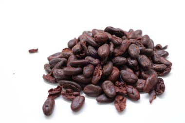 Beyaz arka planda kakao, kahverengi kakao fasulyesi malzemesi çikolata yiyecekler beyaz arka planda izole edilmiş. 