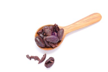 Beyaz arka planda kakao, kaşıkta kahverengi kakao. 