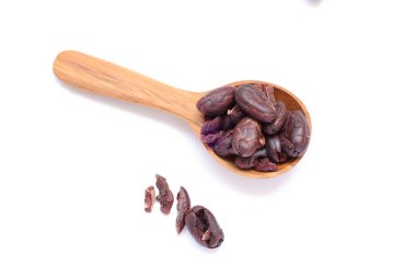 Beyaz arka planda kakao, kaşıkta kahverengi kakao. 