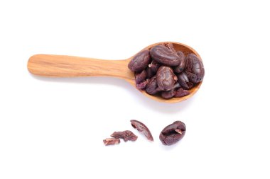 Beyaz arka planda kakao, kaşıkta kahverengi kakao. 