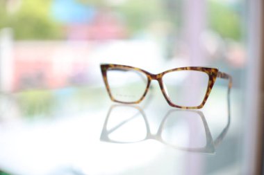 Bulanık arkaplandaki gözlüklerin yakınlaştırılması 