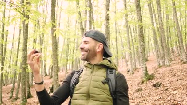 Kestane Toplayan Beyaz Adam Sonbaharda Ormanda Kestaneyi Kameraya Gösteriyor — Stok video