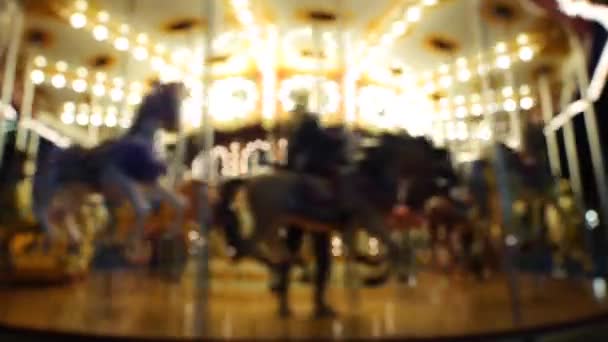 Odaklanamayan Noel Atlıkarınca Sıcak Işıklarla Dönüyor — Stok video