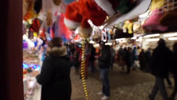 Santa Claus Pop Gaat Vrolijk Neer Midden Van Feestelijke Kerststalletjes — Stockvideo