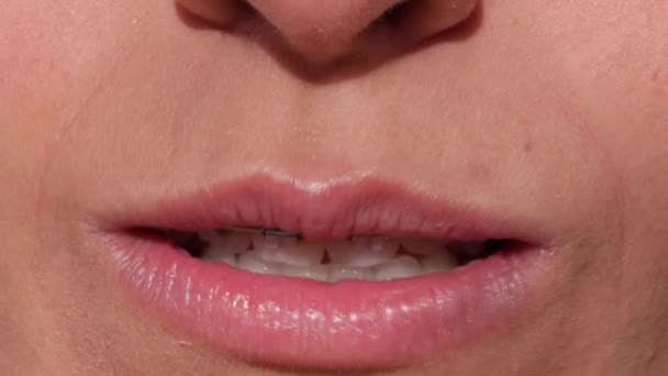 Parlak Beyaz Tellerle Süslenmiş Kadınsı Bir Gülüşün Cazibesini Keşfet Büyüleyici — Stok video