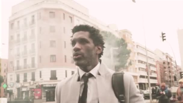 Authentische Gutaussehende Schwarze Geschäftsmann Seinen Vierzigern Heller Kleidung Überqueren Eine — Stockvideo