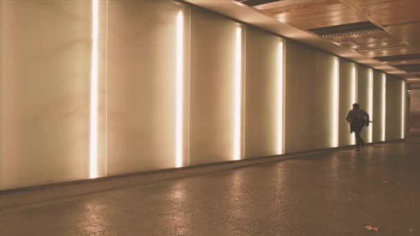 Esecutivo Dinamico Attraversa Corridoio Neon Che Simboleggia Determinazione Energetica Futuro — Video Stock