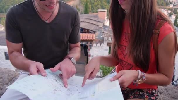 Par Turister Man Och Kvinna Framför Alhambra Granada Med Karta — Stockvideo