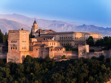 Gün batımında Comares 'in Alhambra Sarayı Carlos v Kulesi