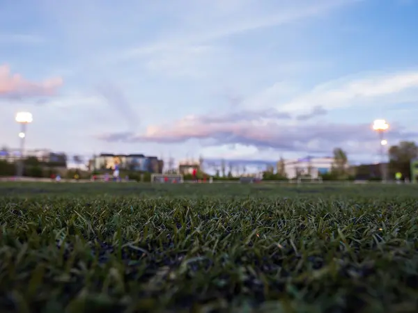 Futbol günbatımı odaklı duvar kağıdından çok gökyüzü çimenden daha fazla