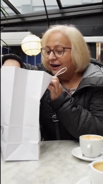 Dzień Matki Blondynka Senior Kobieta Okulary Otrzymuje Biały Worek Ręcznie — Wideo stockowe