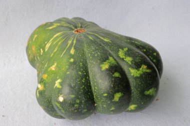 Beyaz arka planda yeşil balkabağı