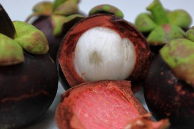 Lezzetli çekirdekli mor mangosteen meyvesi. Kanser önleme meyveleri