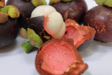 Lezzetli çekirdekli mor mangosteen meyvesi. Kanser önleme meyveleri