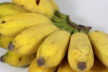 Beyaz zemin üzerine sarı olgun muz