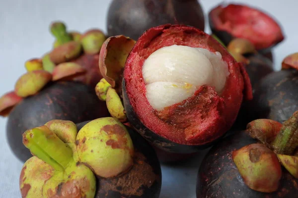 Lezzetli çekirdekli mor mangosteen meyvesi. Kanser önleme meyveleri