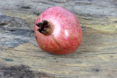 ahşap arka plan üzerinde izole nar