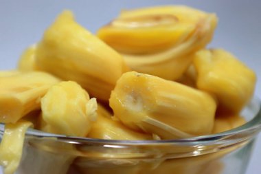 Taze olgun meyveler. Taze, tatlı, meyveli, yenmeye hazır. Jackfruit kesiyorum. Tropik meyve. Seçici odak