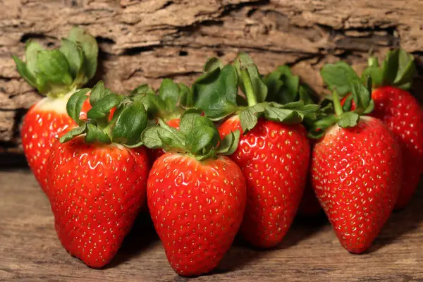 Φρέσκια Κόκκινη Φράουλα Από Κοντά Ξύλινο Φόντο Μακροφωτογραφία Φρούτων — Φωτογραφία Αρχείου