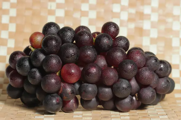 Trauben Auf Holzgrund Schlechtes Cholesterin Verhindert Gesunde Früchte Eisenfrüchte — Stockfoto